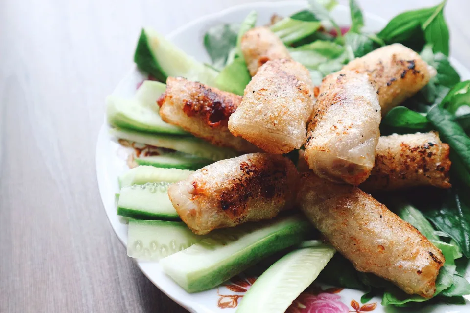Ly trà trái cây trên bàn gỗ